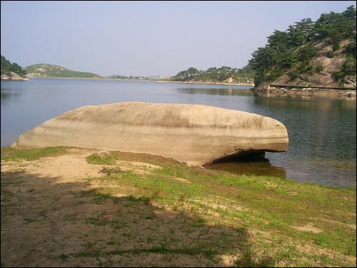 고래 같기도 하고 물개 같기도 한 커다란 바위가 산책로 가까운 물가에 묵직하니 엎드려 있다. 